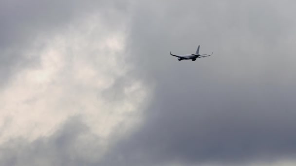 Bulutlu gri gökyüzünde uçak — Stok video