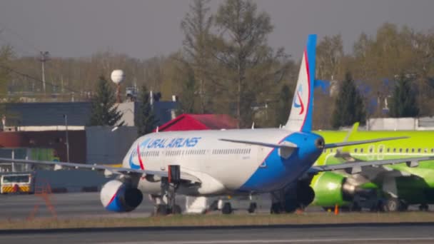Ural Airlines в аеропорту — стокове відео