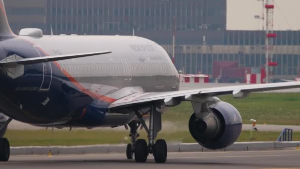 Airbus A320 Aeroflot en la pista de rodaje — Vídeo de stock