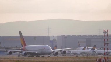 Asiana Havayolları kalkıyor, yavaş.