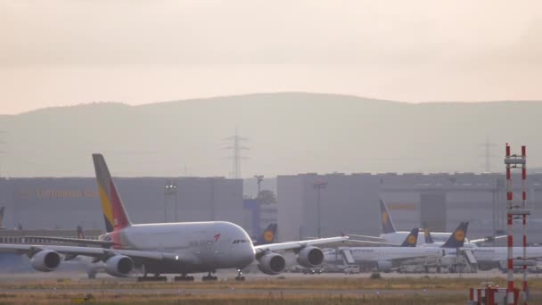 Asiana Airlines stijgt op, langzaam — Stockvideo