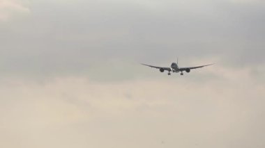 Ön manzara, uçak yaklaşıyor.