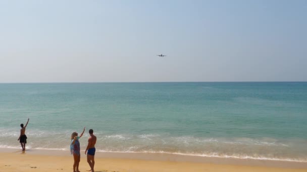 Avión aterrizando sobre la playa — Vídeos de Stock