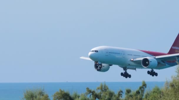 Boeing 777 Nordwind pouso — Vídeo de Stock