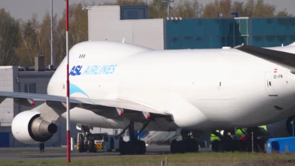 Boeing 747 ASL Airlines буксирує — стокове відео