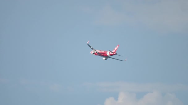 Vliegtuig AirAsia vliegen weg — Stockvideo