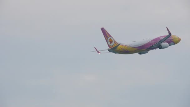 Boeing 737 Nok Air flyger upp — Stockvideo