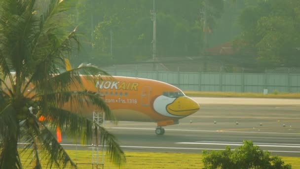 Boeing 737 Nok Air landning i Phuket — Stockvideo