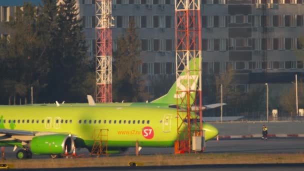 S7 Airlines op de taxibaan — Stockvideo