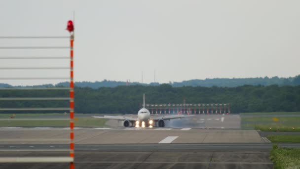 Реактивный самолет замедляется на взлетной полосе — стоковое видео