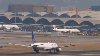 United Airlines uçağı uçuyor.