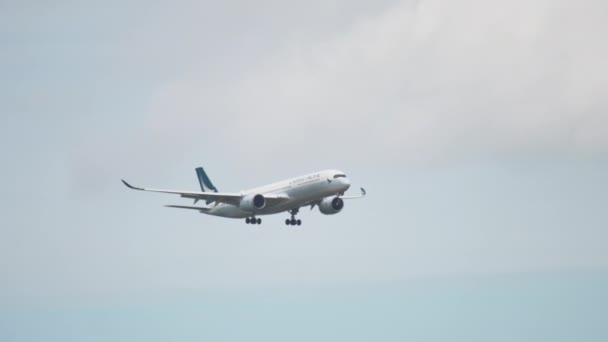 Airbus 350 Cathay Pacific landning — Stockvideo