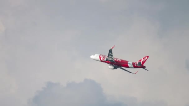 Самолет AirAsia взлетает — стоковое видео