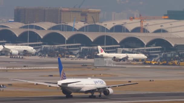 Pesawat United Airlines terbang menjauh. — Stok Video