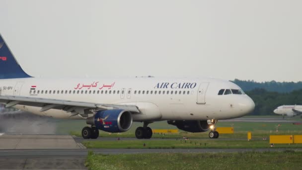Airbus A320 van Air Cairo aankomen — Stockvideo