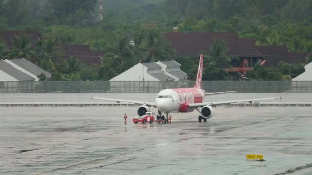 Aerolínea de bajo coste AirAsia en Phuket — Vídeos de Stock