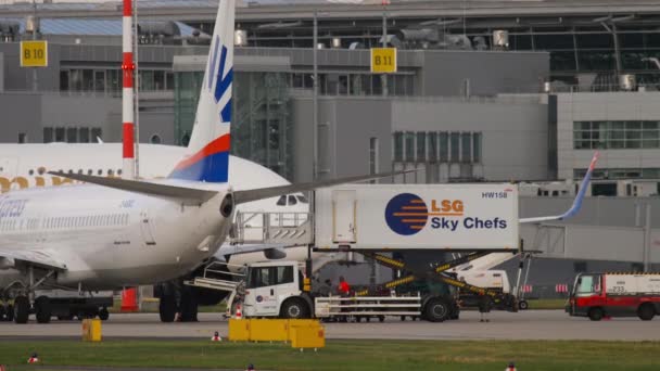 Airbus A380 Emirates taxiing em avental — Vídeo de Stock