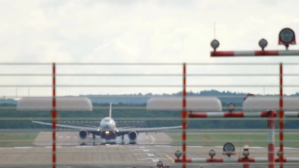 Aanlanding van luchtvaartuigen tijdens de landing — Stockvideo