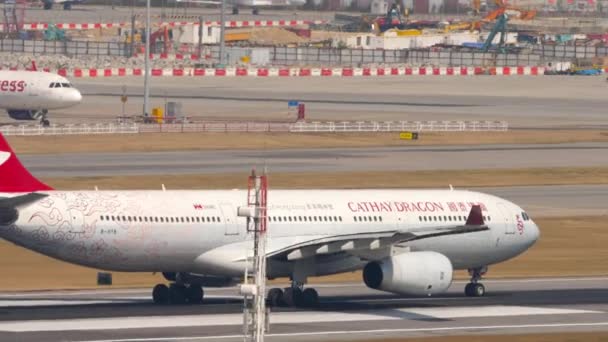Airbus A330 Cathay Dragon decolla — Video Stock