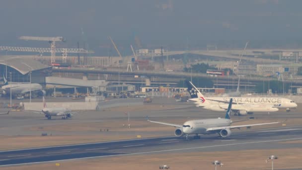 Samolot Cathay Pacific na pasie startowym — Wideo stockowe