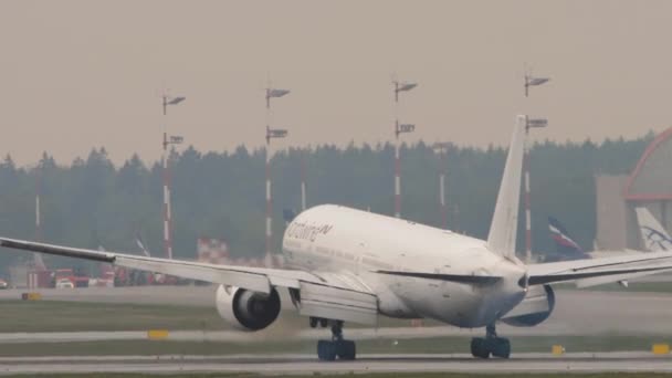 Посадка самолета, замедленная съемка — стоковое видео