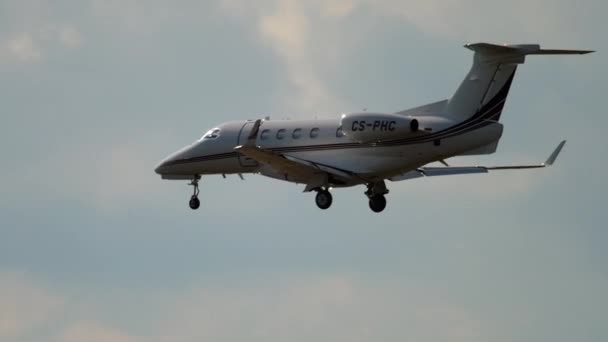 Üzleti jet landing, lassított felvétel — Stock videók