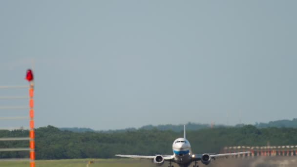 Cargo Air Boeing 737 avión de carga saliendo del aeropuerto — Vídeos de Stock