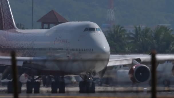 Jumbo jet Rossiya taxiing — Vídeos de Stock