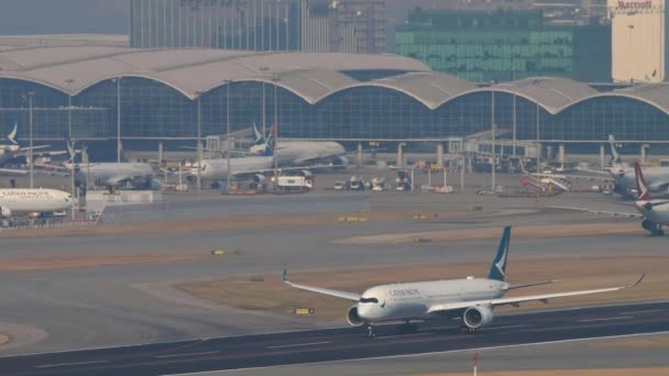 Vliegtuig Cathay Pacific vliegen weg — Stockvideo