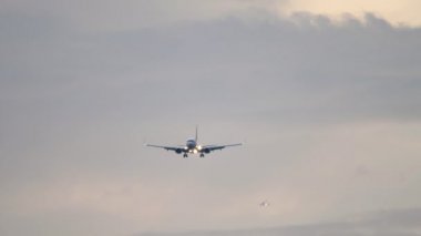 İki uçak inişe geçiyor.