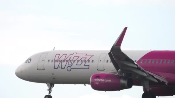 Samolot cywilny Jet Wizz Air — Wideo stockowe