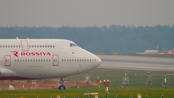 Jumbo jet na pojezdové dráze — Stock video