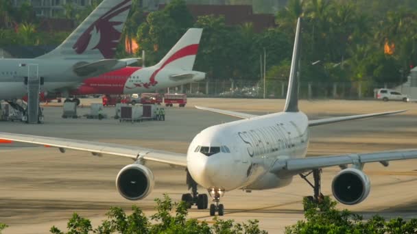 Airbus A330 Thai Havayolları havaalanında. — Stok video