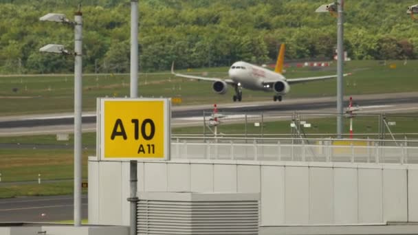Vuelo Pegasus aterrizaje en Düsseldorf — Vídeo de stock