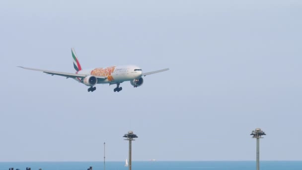 Boeing 777 Emirates leszállás — Stock videók