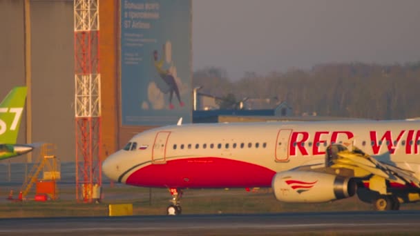 Airbus A321 Red Wings taxning — Stockvideo