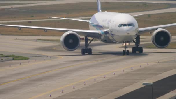 Boeing 777 ANA auf dem Rollweg — Stockvideo