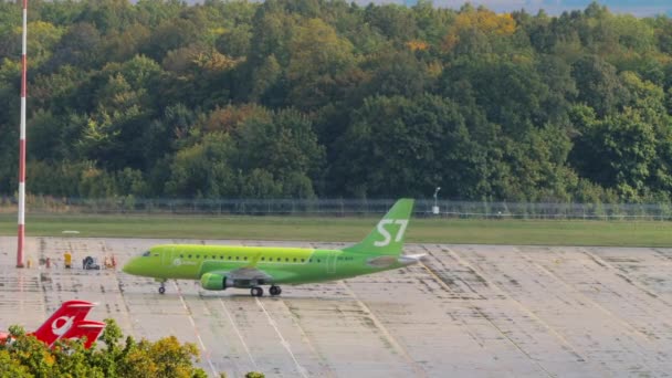 Flygplan i S7 Airlines taxning — Stockvideo