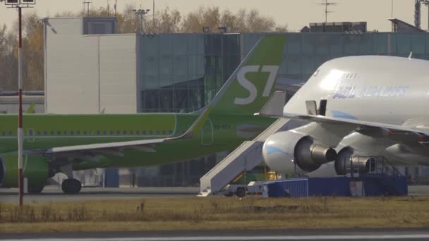 Verkeer luchthaven zomerdag — Stockvideo