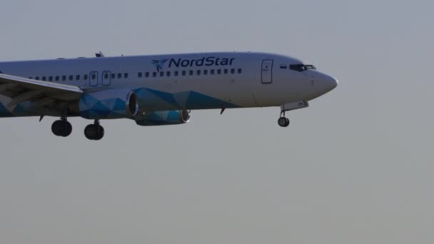 Landingen van NordStar Airlines — Stockvideo