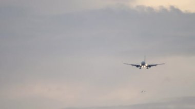 İniş için sırada bekleyen uçaklar