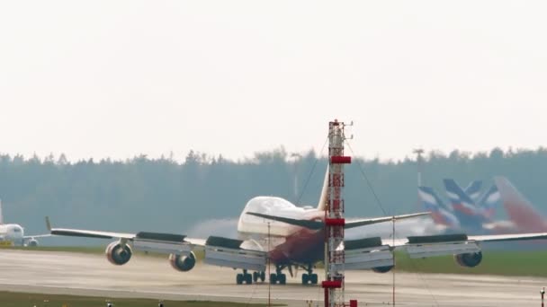 Boeing 747 braking, rear view — Vídeo de Stock