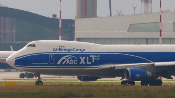 Boeing 747 AirBridgeCargo airfreighter — Vídeos de Stock