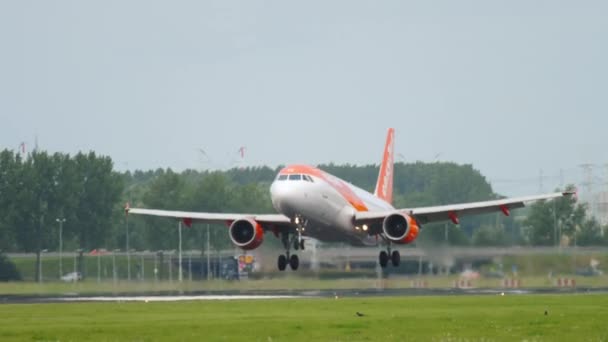 Flygplan EasyJet landning — Stockvideo