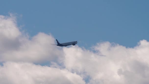 Реактивний пасажирський літак літає — стокове відео