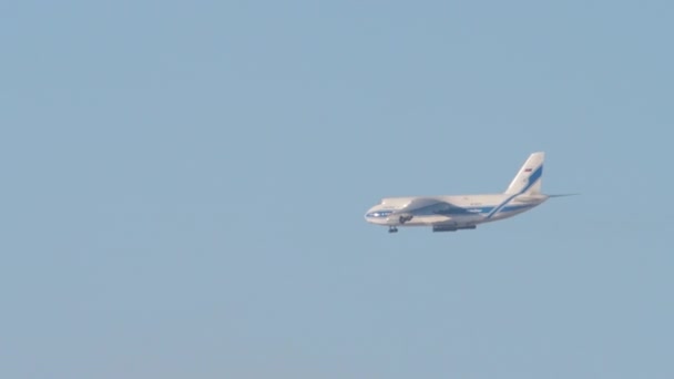 An-124 Ruslan aircraft in the sky — Stok video