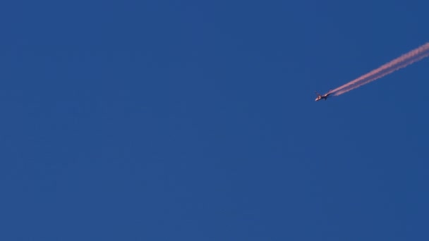 日落时飞行水平的飞机 — 图库视频影像
