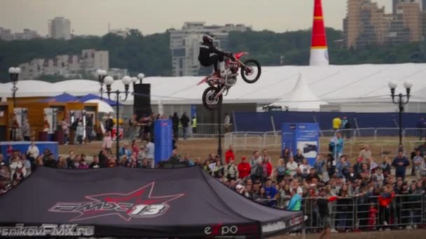 Extreme motorcycle jumping — Video