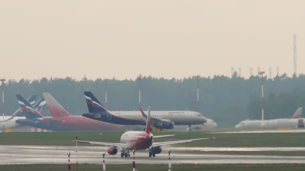 Airplane of Rossiya on the airfield — Vídeos de Stock