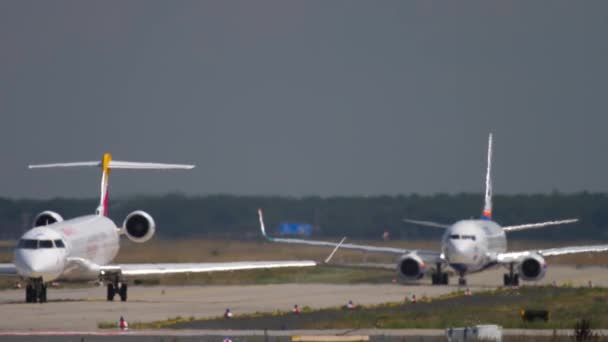 Δύο αεροπλάνα στο αεροδρόμιο. — Αρχείο Βίντεο